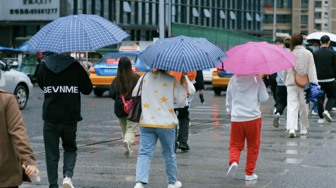 人流打伞的行人上班族下雨天过马路