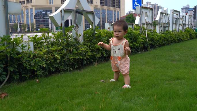 婴儿学步 婴儿学走路 蹒跚学步 宝宝学步