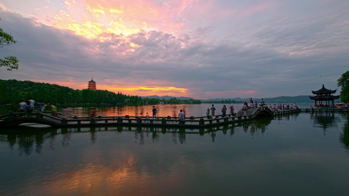 杭州西湖名胜景区长桥公园日落时分美景