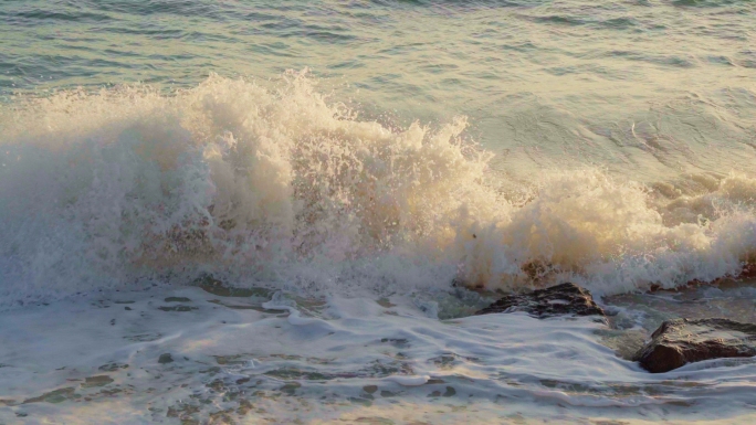 清晨夕阳海边汹涌的海浪