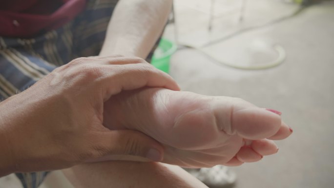 一位亚洲资深女性患了脚部手指关节疼痛，痛风
