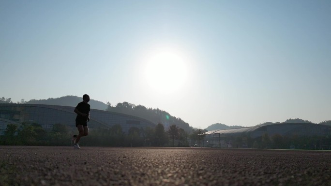 太阳下跑步的人经过地面视角意境慢镜头