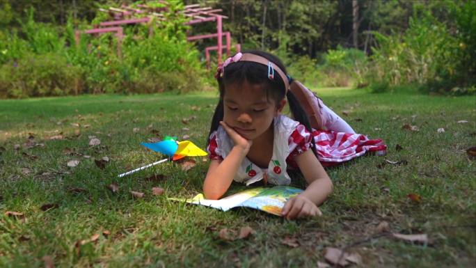 小女孩看书 趴着看书 户外 读书