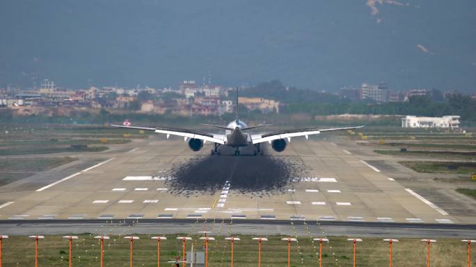 广州白云机场大型商业南航飞机跑道降落