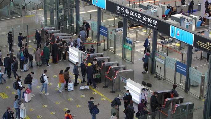 上海虹桥高铁站人群进站安检