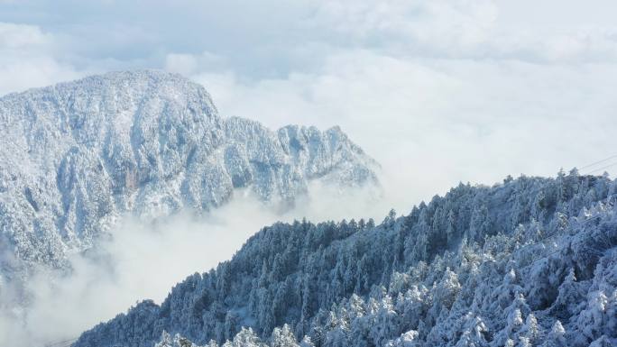 航拍峨眉山山谷雪景