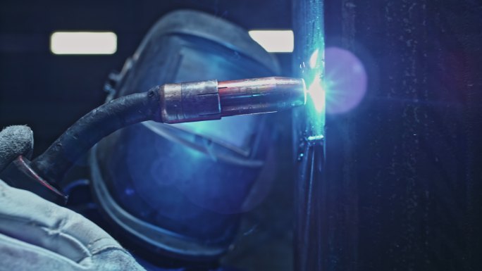 SLO MO DS垂直金属件上使用的焊枪闪光