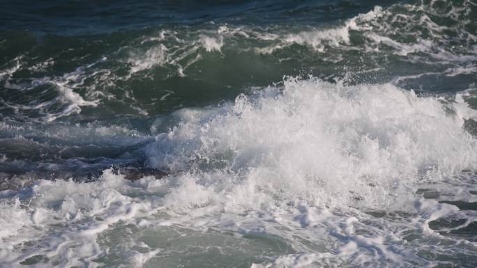 海浪撞击礁石 海浪