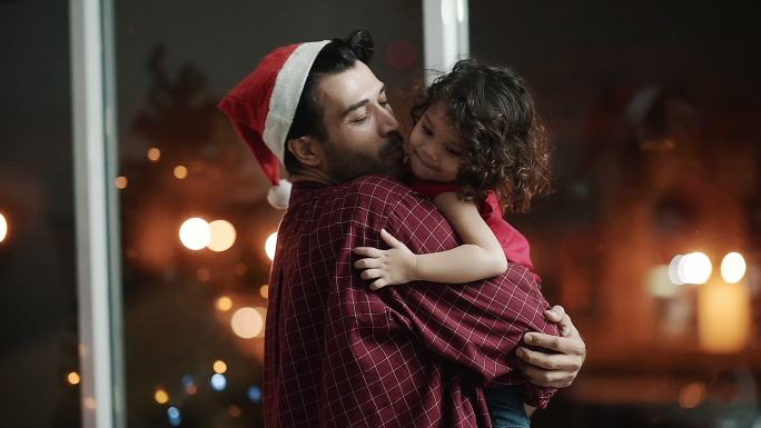 爸爸和女儿一起庆祝圣诞节
