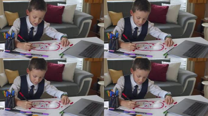 一个小学生正在为他的老师准备一幅画，上面写着“我爱你”的口号
