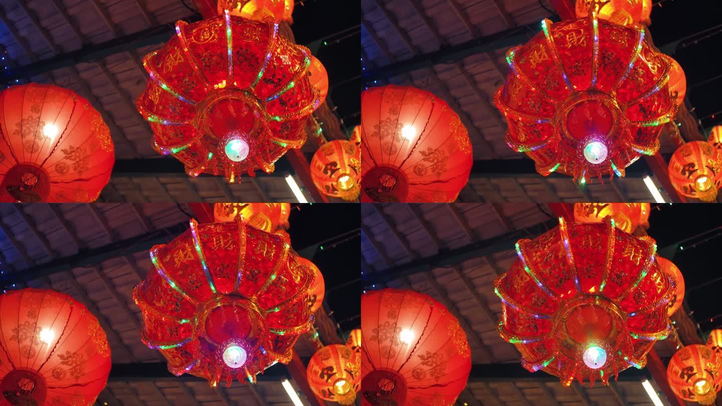 中国新年的灯笼大红灯笼高高挂木屋顶新年春