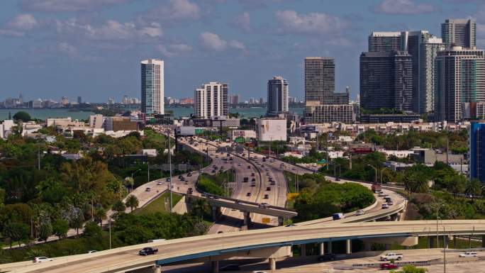 佛罗里达州北迈阿密市95号州际公路和195号州际高速公路大高架交叉口的迈阿密设计区和朱莉娅·塔特尔大