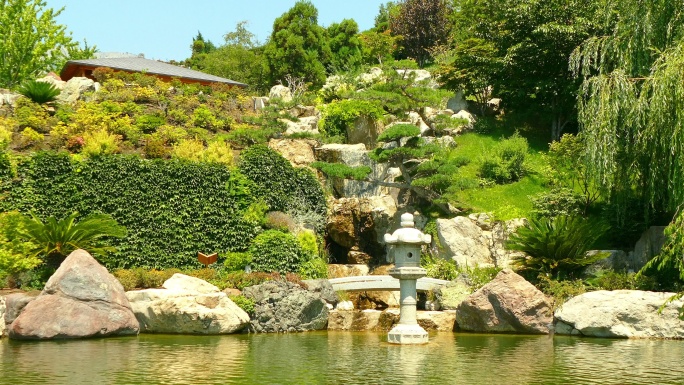 美丽的风景-湖面花园中的茶馆