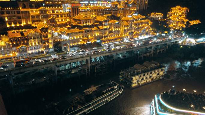 中国重庆，夜间长江上的游轮。