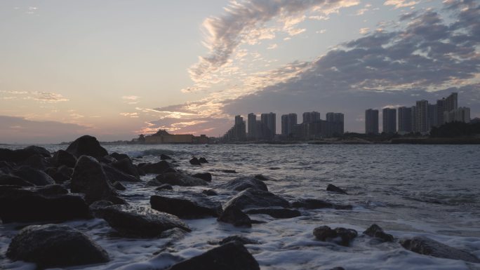 海边城市海边浪花夕阳