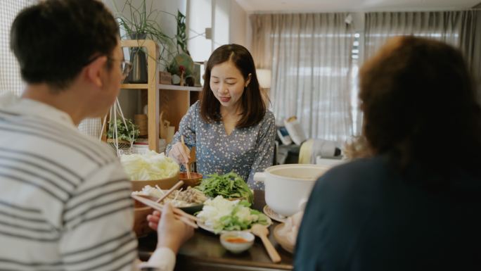 用健康的食物与年长的母亲分享爱和关怀。