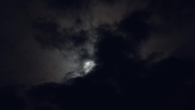 月亮在乌云里出来