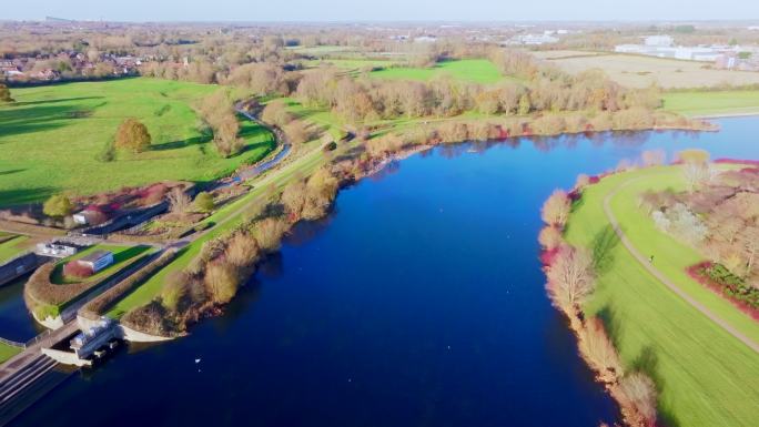 英国米尔顿·凯恩斯（Milton Keynes）村庄的航拍照片，显示了一个大湖