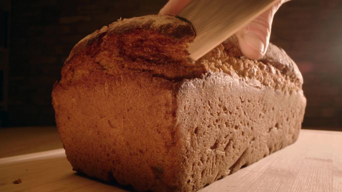 切新鲜自制棕色面包