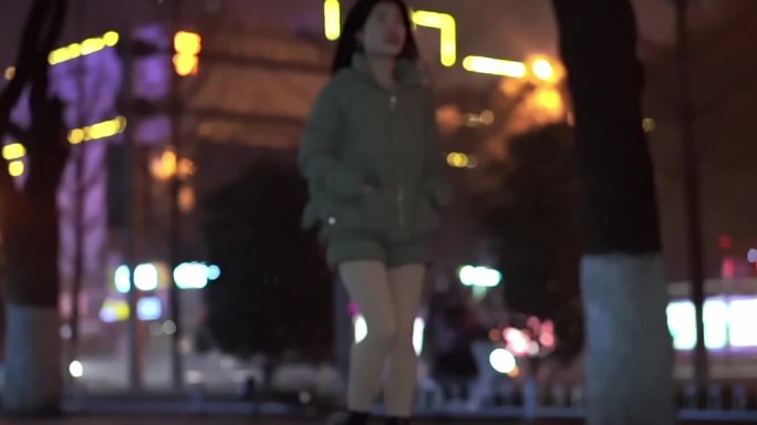 都市女孩夜晚自由自在开心走在街上