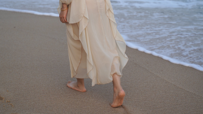 美女沙滩走路脚步海边散步海滩漫步沙子脚印