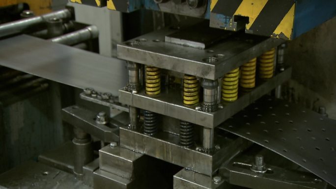 在工厂中自动加工金属零件。