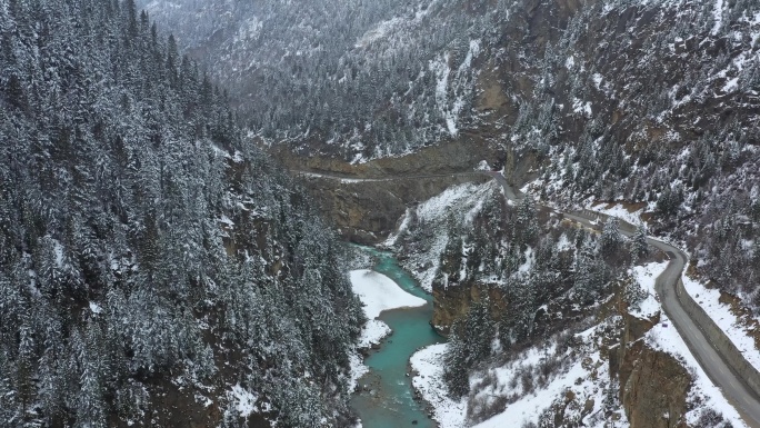 航拍帕隆藏布江河谷雪景