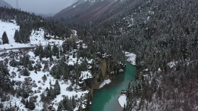 航拍帕隆藏布江河谷雪景