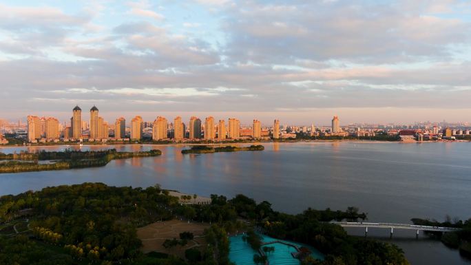 航拍夕阳下的滨海城市