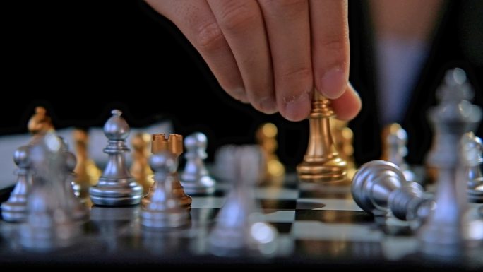 商业女性下棋战斗游戏领导战略规划成功的商业领袖