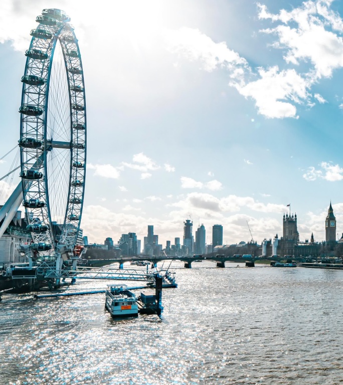 伦敦眼和泰晤士河的时间倒影，伦敦天际线随着威斯敏斯特大桥移动的云层时间流逝