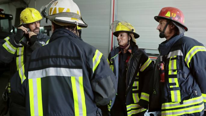 公司官员在消防站与急救人员交谈