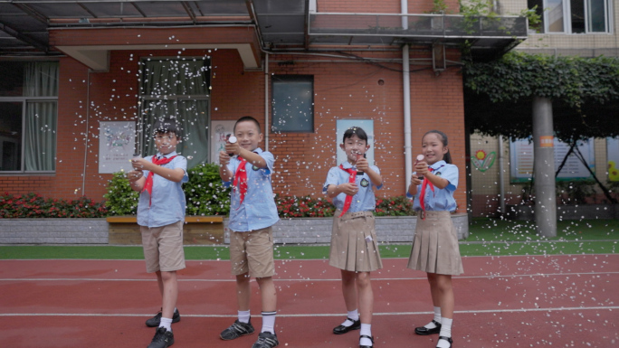 小学生玩耍喷彩带