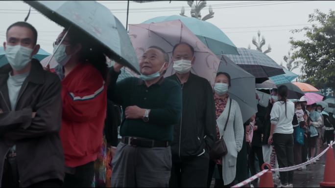 【4K阿莱】社区居民市民冒雨排队查核酸