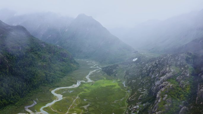 航拍雨中的川西莲花湖深处河谷湿地风光