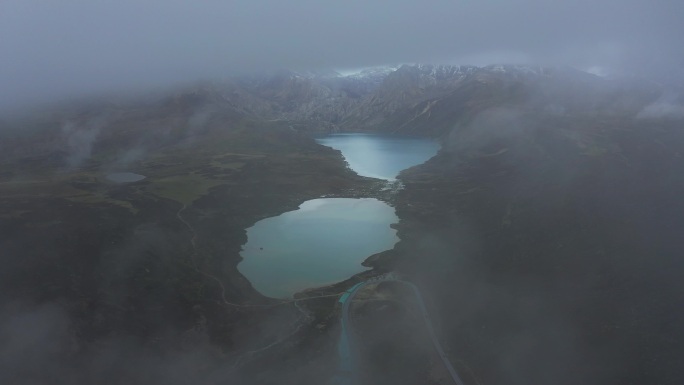 航拍雨雾天的川藏线姊妹湖风光