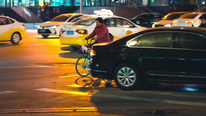 城市夜景下的人们