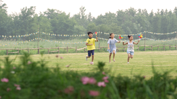 4K-夏令营郊游儿童玩耍童年伙伴纸风车