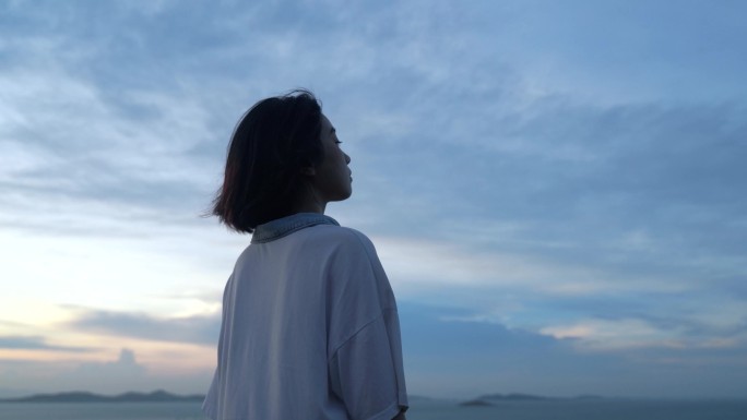 美女孤独站在海边看海夕阳天空唯美短发女孩