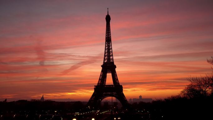 冬天日出时的埃菲尔铁塔，法国巴黎