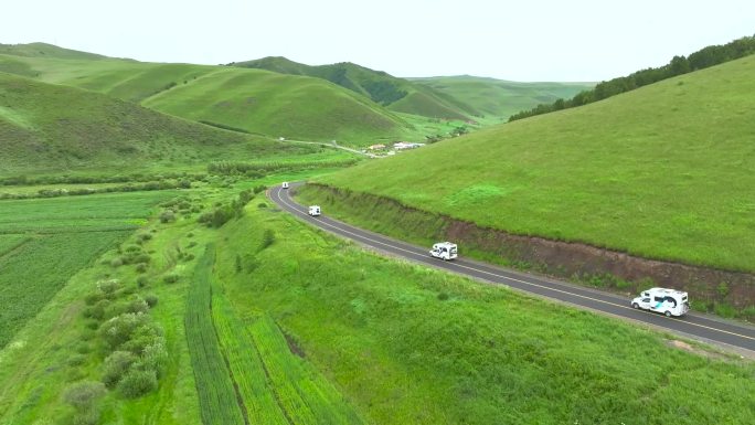 草原公路房车行驶