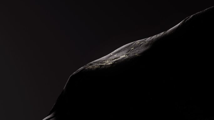 抽象的3D动画，一块在失重状态下旋转的带有金色纹理的黑色石头。柔和的灯光照亮了石头的纹理。