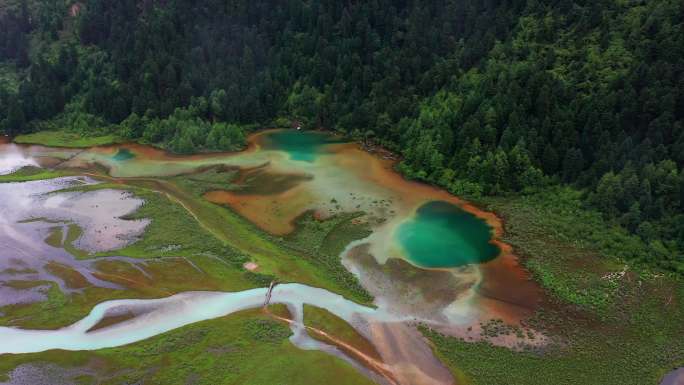 航拍雨中的川西莲花湖深处河谷湿地风光