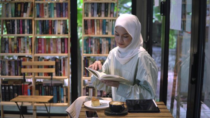 在图书馆咖啡馆看书的女人