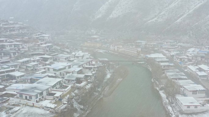 航拍川藏线上的藏族村庄大雪纷飞