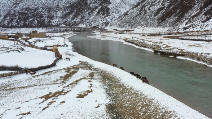 航拍川藏线上大雪覆盖的牧民村庄