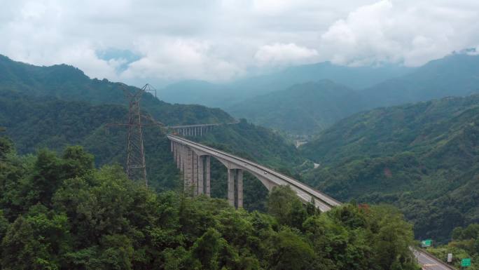 雅西高速“亚洲第一高墩” 腊八斤特大桥