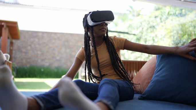 青少年女孩在家玩VR眼镜