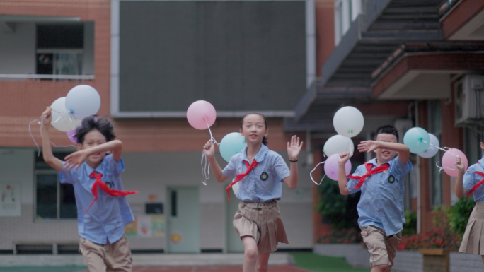 小学生拿着气球奔跑