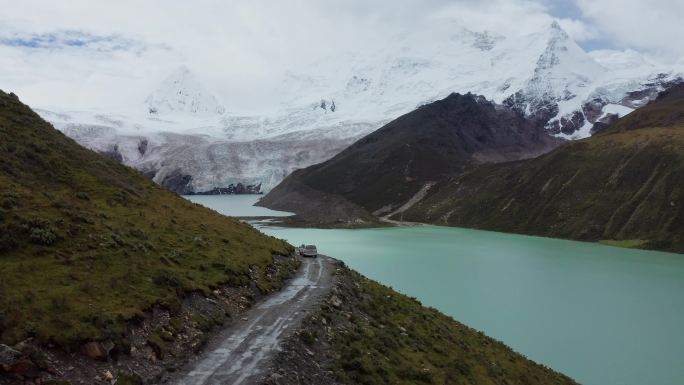 航拍汽车行驶在萨普神山景区险峻的山路上